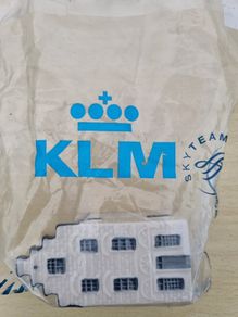 A ceramic miniature of the KLM house made in the Delft style