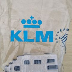 A ceramic miniature of the KLM house made in the Delft style