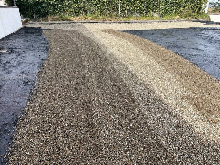 Tar and chipped driveways