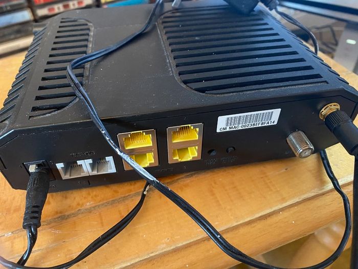 Cisco EPC2425 DOCSIS 4-Port Gigabit Wireless N Router Modem