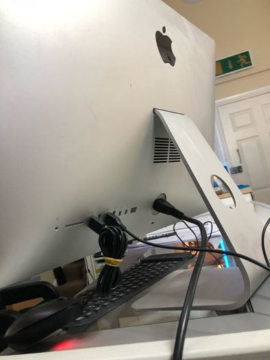 iMac 2014 21.5' 8GB with Mouse and keyboard Working