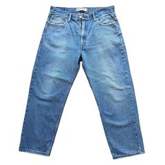 Vintage Levis 550 Relaxed Fit Jeans in a classic light blue wash.