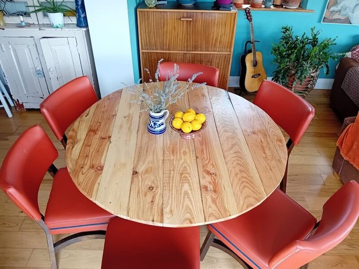 Round dining table 300 and vintage chairs 280