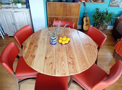 Round dining table 180. Table only not chairs