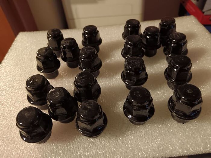 19 Bolt/Nut Version Cap Nut, with lockwasher M12 x 1,5 Internal Thread Size they are fresh  paited fits Toyota and many others  alloys