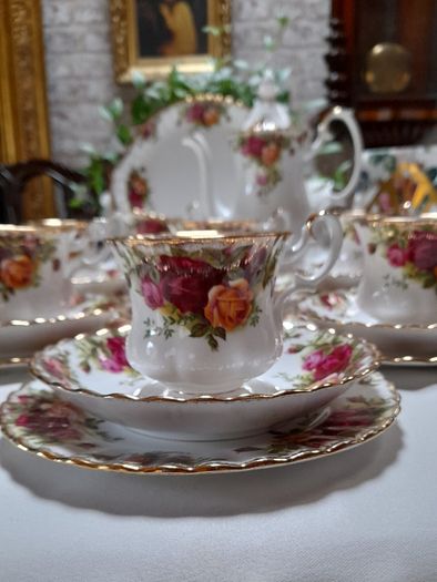 Royal Albert "Country Roses " trio