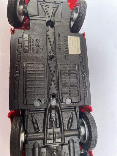 Maisto.volkswagen BW Beetle red midst scale 1:24  die cast VW
