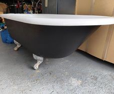 Freestanding cast iron roll-top clawfoot bath