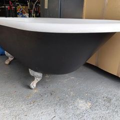 Freestanding cast iron roll-top clawfoot bath