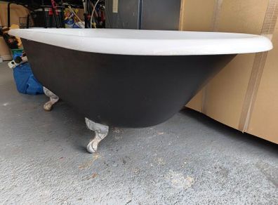 Freestanding cast iron roll-top clawfoot bath