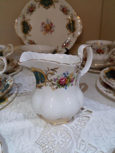 Vintage Royal Albert " Berkeley"  22 pieces Tea Set Fine Bone China
