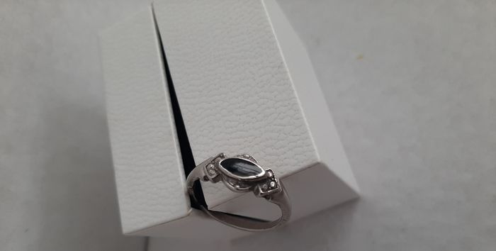 Vintage ring with onyx stone and marcasite stones