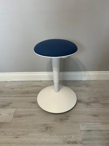 Swivel chair with adjustable height