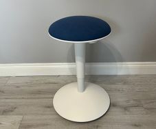 Swivel chair with adjustable height