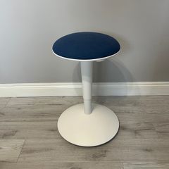 Swivel chair with adjustable height