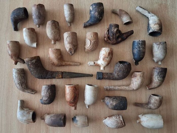 Lot of vintage clay pipe bowls