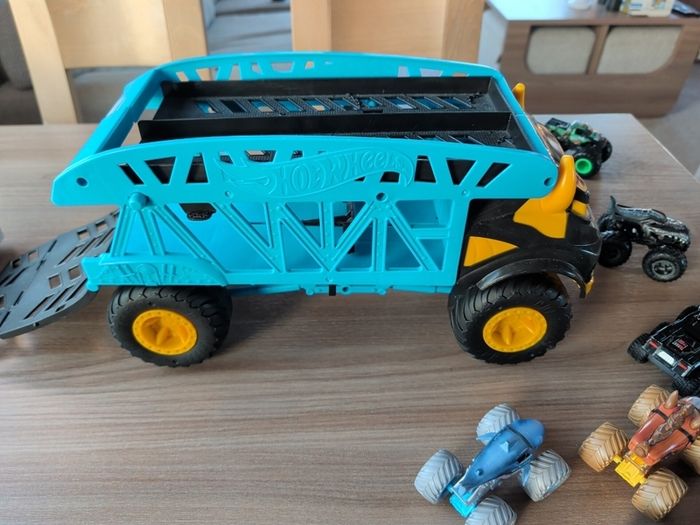 Hot wheels Monster mover with 10 Monster trucks