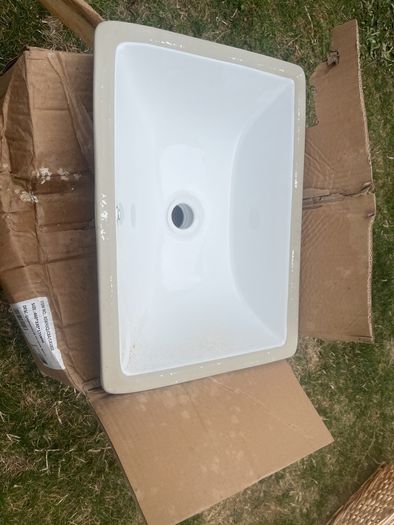 Undermount ceramic bathroom basin