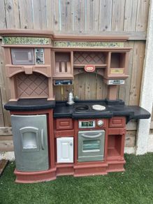 Toy kitchen