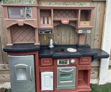 Toy kitchen