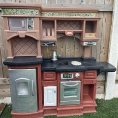 Toy kitchen