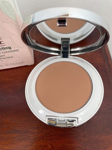 Clinique Beyond Perfecting Powder Foundation & Concealer in shade Cream Chamois - New / Boxed