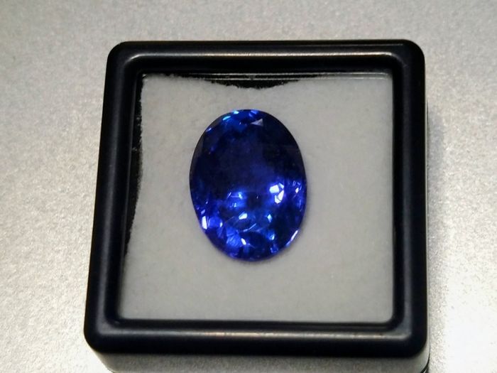 10.4ct Natural Tanzanite Gemstone , Certified , Eye Clean , Oval Cut, Very Good
