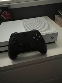 Xbox One S - with controller