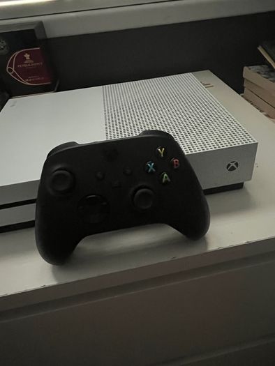 Xbox One S - with controller
