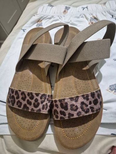 sandles size 7 new