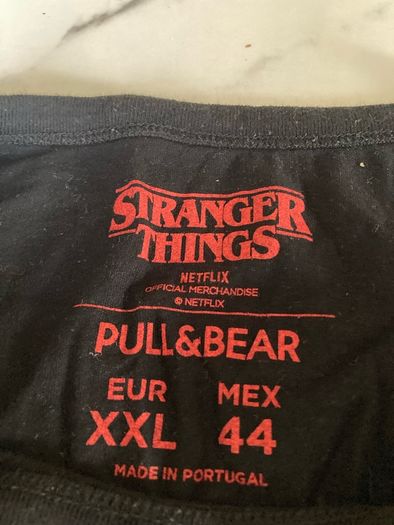 stranger things Mike and 11 Funko Pops with xxl Pull and Bear T shirt