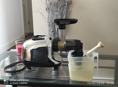 Oscar VitalMax 900 Masticating Juicer Chrome