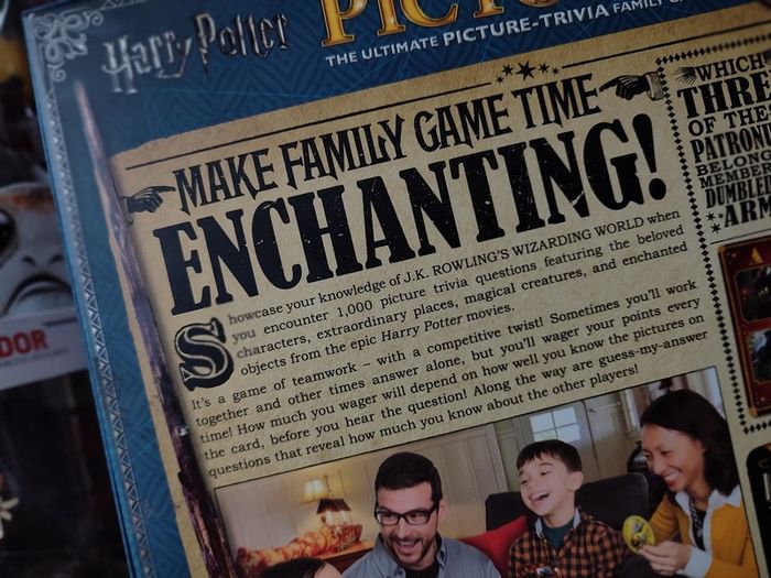 Pictopia ! Harry Potter Edition ! The Ultimate Picture-Trivia Family Game ! Includes Fantastic Books ! by Ravensburger !