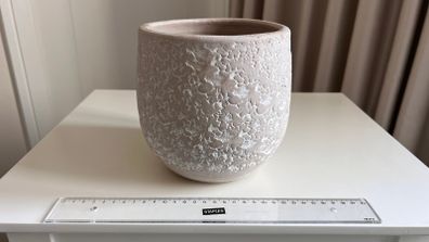 Decorative white planter/pot