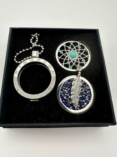 Mi Moneda Type Necklaces