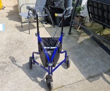 3 wheel travel rollator