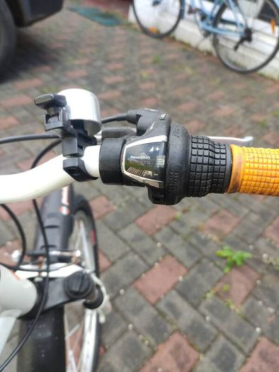 Kryptonite lock included! Specialized Hotrock 20 kids bike