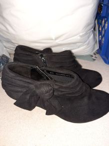 black heals, size 5