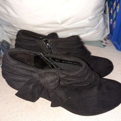 black heals, size 5