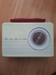 Retro Tin/Novelty Retro Classic Style Tin Radio.