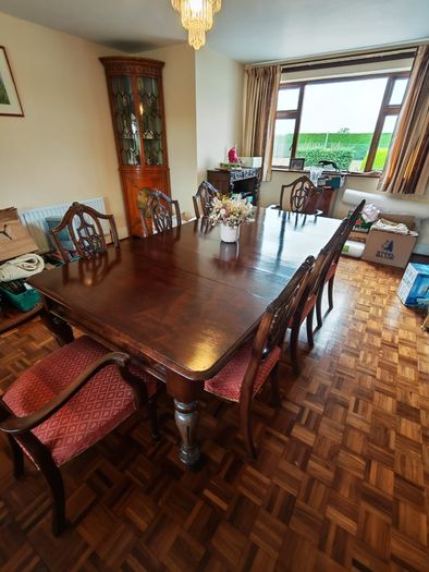 Beautiful Mahogany Dining Table & 8 Chairs