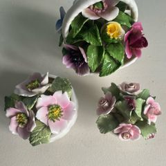 Trip of porcelain posies