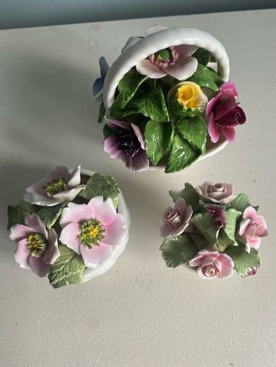 Trip of porcelain posies