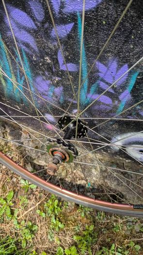 Fixie, single speed wheels.