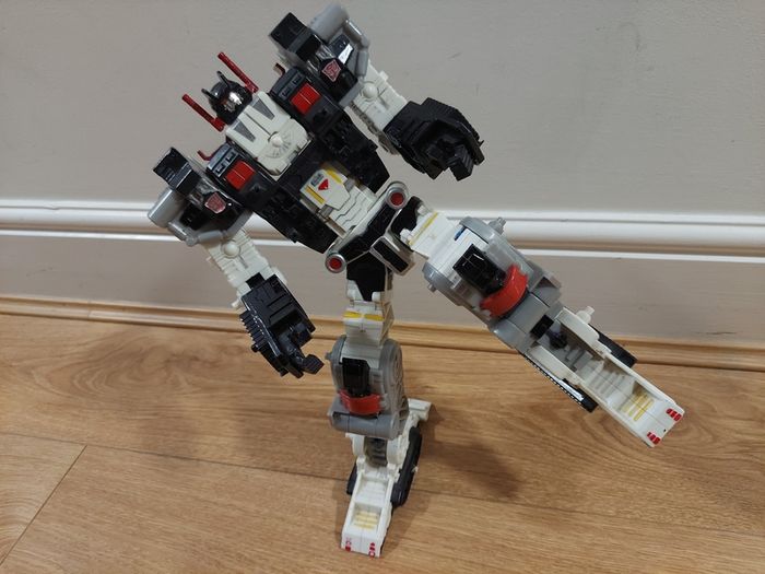 Transformer Metroplex cybertron