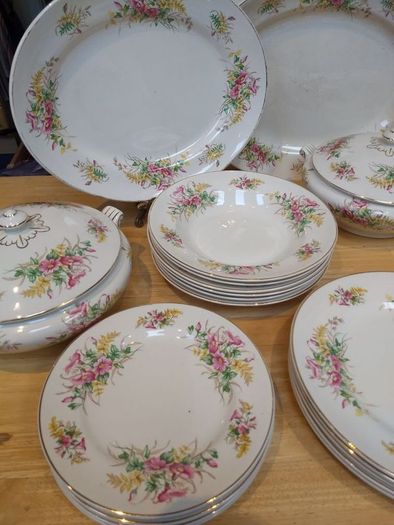 Beautiful 1950s Almost Complete Dinner Service by Arklow Pottery in Pattern Number 2508