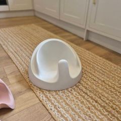 snug floor seat
