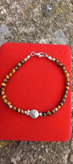 Vintage jewelry is sold individually for 5 to 10 euros