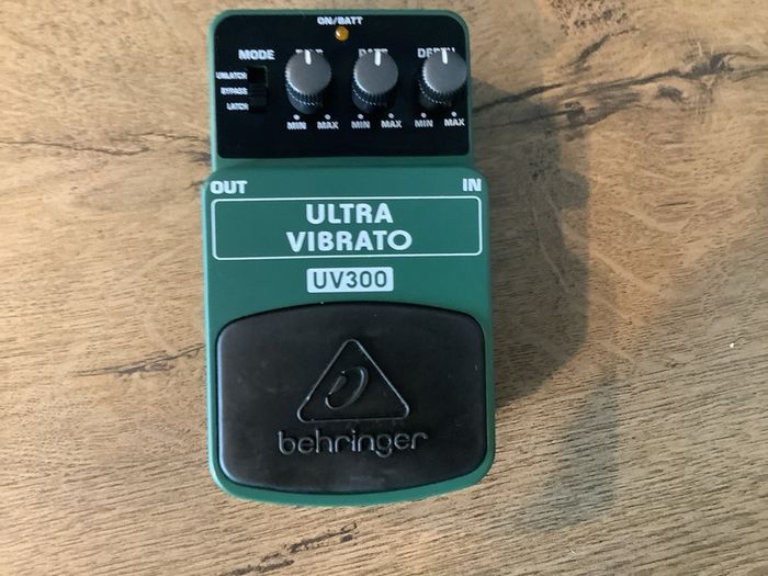 BEHRINGER UV300 Ultra Vibrato pedal (Boss VB-2 copy)