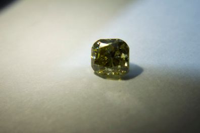 chameleon diamond, very rare stone 0.74 vs clarity